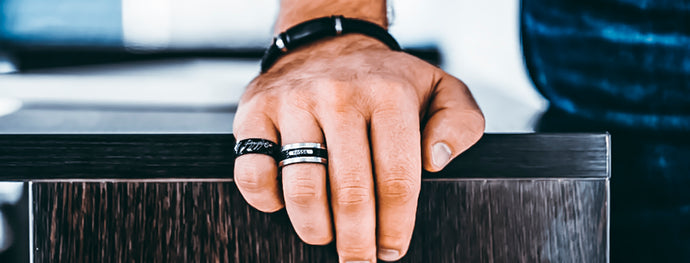 Męskie pierścionki z czarnego onyksu i ich dobroczynny charakter