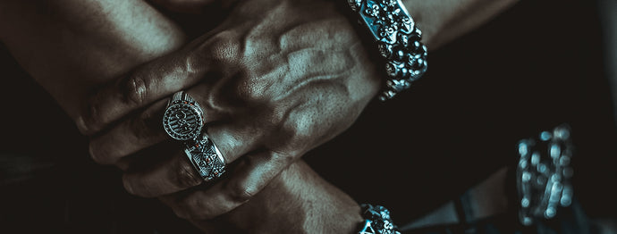 Powody, dla których warto nosić srebrne męskie pierścionki: od przeszłości do teraźniejszości